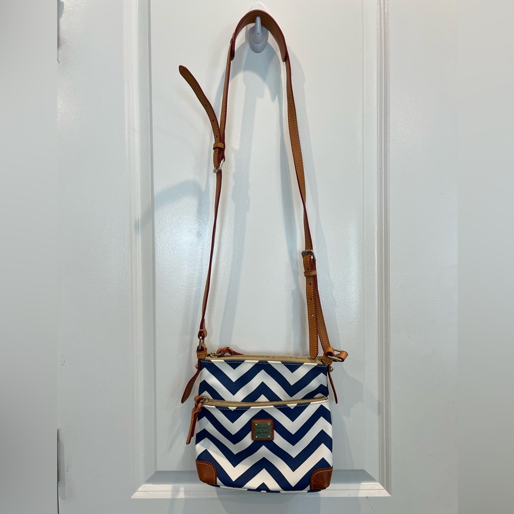 Dooney & Bourke Royal Blue & White Chevron Crossbody Bag Purse Leather - Picture 2 of 10
